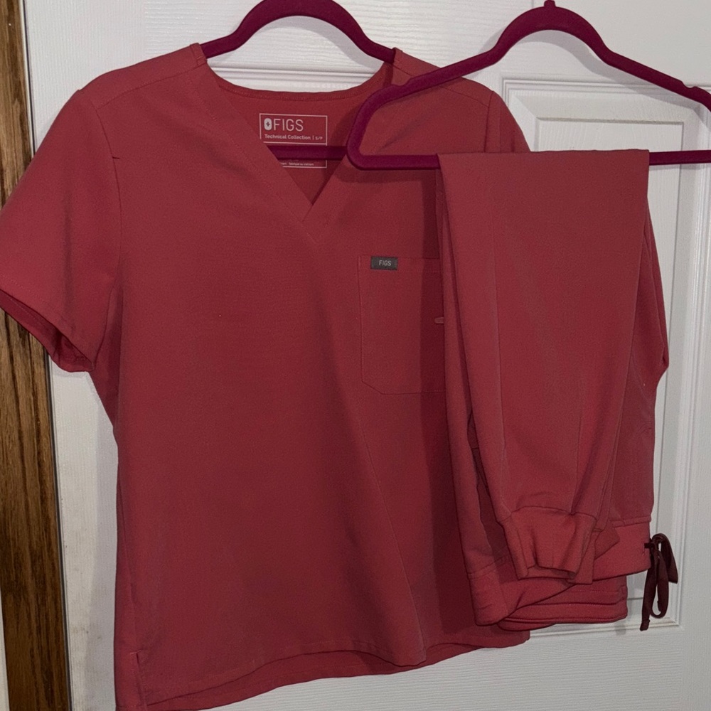 Figs coral scrub set